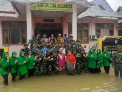 Korem 031 Wirabima Bersama Taruna Akmil 2023 Berbagi Sembako ke Korban Banjir Desa Buluh Cina