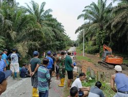 Pasca Putusnya Jembatan Diterjang Banjir, Anggota Koramil 16/Tapung Bersama Warga Bangun Jembatan Alternatif