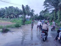 Babinsa Koramil 01/Bkn Monitor dan Pantau Wilayah Binaan Yang Banjir Akibat Debit Air Sungai Tingi