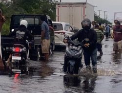 KM 83 Desa Kemang Banjir, Warga Minta Pemda Pelalawan Sediakan Angkutan Penyeberangan