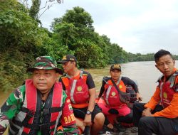 Hari Ke-4 Angota Koramil 01/ Bkn Bersama Tim Sar Susuri Sungai Kampar Cari Bocah 9 Tahun Hilang Terseret Arus