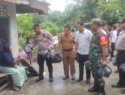 Respon Cepat, Babinsa dan Pihak Kecamatan Berikan Bantuan Sembako Kepada Warga Korban Banjir