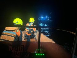 Mesin Kapal Mati 8 Pemancing Terdampar, TNI AL Lakukan Evakuasi