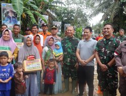Dandim 0313/KPR Dampingi Danrem 031/WB Berikan Bantuan Sembako Kepada Korban Banjir