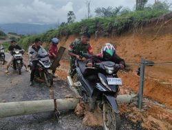 Babinsa Koramil 13/Rokan Bantu Warga Lewati Jalan Yang Terkendala Akibat Robohnya Tiang Listrik