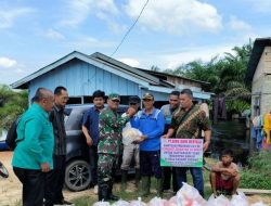 Babinsa Koramil 10 Kunto Darusalam Kodim 0313/KPR Pantau Penyaluran Bantuan Sembako