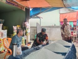 Babinsa Koramil 08/Tandun Pantau Kondisi Pasar Sekaligus Cek Kesediaan dan Harga