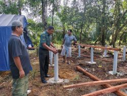 Sinergi TNI Bersama Rakyat, Babinsa Koramil 07/Kampar Bantu Bangun Rumah Warga