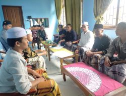 Dukung Kegiatan Pendidikan, Babinsa Koramil 16/Tapung Komsos Dengan Santri Magang di Desa Binaan