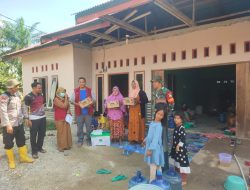 Pasca Bencana Banjir, Babinsa Dampingi Puskesmas Kepenuhan Beri Pengobatan Gratis