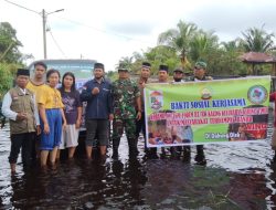 Koramil 09/Langgam dan Forum RT/RW Bagikan Sembako Kepada Korban Banjir Pangkalan Kerinci