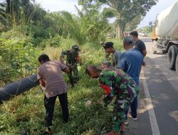 Bersama UPIKA Tapung dan Masyarakat, Danramil 16/Tapung Beserta Anggota Laksanakan Kerja Bakti Pembersihan Jalan Dan Parit
