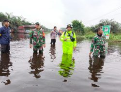 Babinsa Koramil 09/ Langgam Memantau Banjir di Jalan Lintas Timur Pangkalan Kerinci