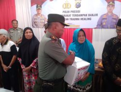 Danramil 01/Bkn Mewakili Komandan Kodim 0313/KPR Dalam Penyerahan Bantuan Sembako Kepada Masyarakat Terdampak Banjir Oleh Polres Kampar