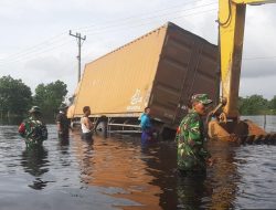 Babinsa Koramil 04/Pkl.Kuras Pantau Situasi Banjir KM 83 Desa Kemang