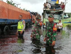 Babinsa Koramil 03/Bunut Pantau Situasi Banjir KM 76 Pangkalan Kerinci