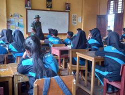 Dorong Generasi Muda Musuhi Narkoba, Babinsa Beri Penyuluhan Bahaya Narkoba di Sekolah