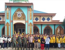 Babinsa Koramil 07/Kampar Karya Bakti Bersama Mahasiswa
