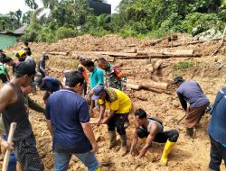 Babinsa Koramil 08/TDN Tumbuhkan Rasa Kebersamaan Dengan Gotong -Royong Bersama Dengan Masyarakat