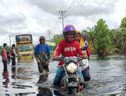Tak Kenal Lelah Babinsa dan Personel Gabungan Tetap Siaga Pantau Situasi Banjir