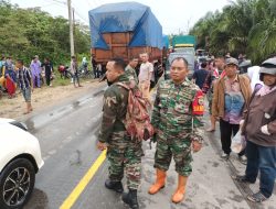 Cegah Kemacetan Karena Banjir, Babinsa Koramil 05/KK Bantu Kelancaran Arus Lalu Lintas