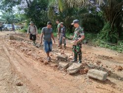 Danpos Koramil 13/Rokan Ajak Warga Gotong Royong Perbaiki Jalan yang Rusak
