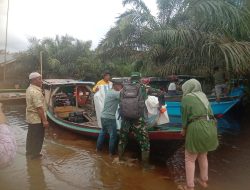 Babinsa Koramil 09/Langgam Serka Yondri Bantu Warga Terdampak Banjir di Kelurahan Langgam