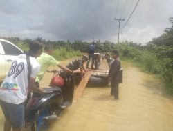 Babinsa Koramil 05/Kampar Kiri Bantu Evakuasi Barang Warga Yang Terkena Banjir