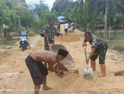 Pasca Banjir, Babinsa Koramil 05/KK Gotong-Royong Perbaik Jalan