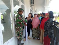 Babinsa Koramil 09/Lgm Komsos Dengan Ibu-Ibu di Desa Binaan