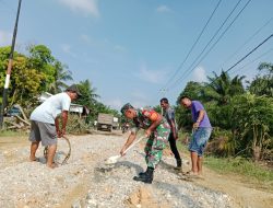 Babinsa Tumbuhkan Rasa Kebersamaan Dengan Membangun Jalan Desa