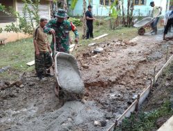 Babinsa KoramilL 13/Rokan Ikut Serta Dalam Goro Perbaiki Jalan Rusak Didesa Binaan