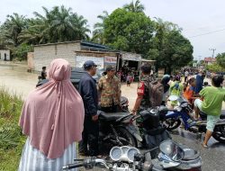Air Sungai Sipahat Desa Kota Baru Meluap, Babinsa Koramil 16/Tapung Turun Langsung Tinjau Lokasi Banjir