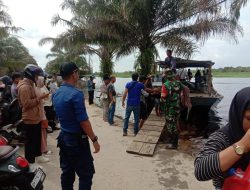 Berikan Rasa Aman, Babinsa Bantu Warga Menyeberang Menggunakan Perahu