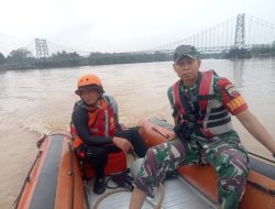 Babinsa Koramil 01/Bkn Bersama Tim SAR Cari Bocah 4 Tahun Hilang di Sungai Kampar