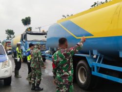 Babinsa Koramil 03/Bunut Bantu Kelancaran Arus Lalu Lintas Akibat Banjir