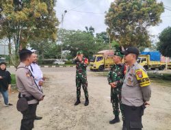 Babinsa Bersama Bhabinkamtibmas Kawal Pendistribusian Logistik Pemilu Dari Kabupaten Ke Kecamatan