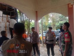 Proses Penting Dalam Tahapan Pemilu, Babinsa Koramil 16/Tapung Kawal Kedatangan Surat Suara