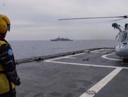 Uji Coba Geladak Heli, KRI Diponegoro-365 Laksanakan Cross-Deck Helicopter Operations dengan Kapal Perang Yunani HS Limnos F-451
