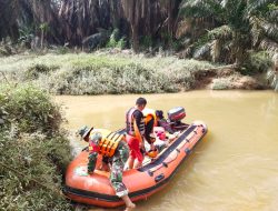 Babinsa Koramil 01/Bkn Bersinergi Bantu Cari Korban Hanyut di Sungai Sarik