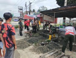 Jalankan Program TNI Menyatu Dengan Alam, Personel Bersama Forkopincam Pangkalan Kuras Laksanakan Karya Bakti