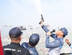 SPEKTAKULER, JELANG HUT KE-62 KOPASKA, TNI AL GELAR FIN SWIMMING SELAT MADURA KASAL CUP 2024