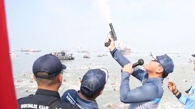 SPEKTAKULER, JELANG HUT KE-62 KOPASKA, TNI AL GELAR FIN SWIMMING SELAT MADURA KASAL CUP 2024