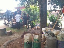 Wujud Manunggal TNI Dengan Rakyat, Babinsa Kerja Bhakti Bersama Warga