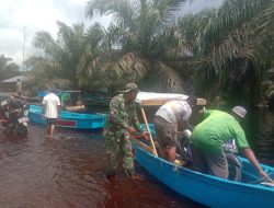 Babinsa Koramil 09/Langgam Bantu Warga Terdampak Banjir di Kelurahan Langgam