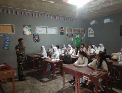 Babinsa Koramil Langgam Berikan Materi Wasbang Kepada Siswa SMKN 1 Bandar Sei Kijang