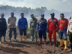 Sinergitas TNI dan Tim Gabungan Lakukan Pendinginan Karhutla Kondisi Panas Terik di Desa Sokoi