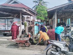Babinsa Koramil 07/Kampar Goro Bersihkan Parit Cegah Banjir