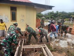 Sasaran Ke-2 MCK Sanitasi Kerjasama TNI-AD dan SKK Migas, Anggota Koramil 16/Tapung Bersama Warga Goro Cor Pondasi