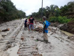 Bersama Warga, Babinsa Koramol 05/Kampar Kiri Lakukan Goro Perbaiki Jalan Desa Yang Rusak